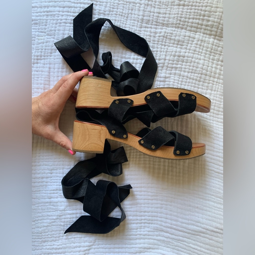 Eva Credo Strappy black suede block wood heel sandals size 8